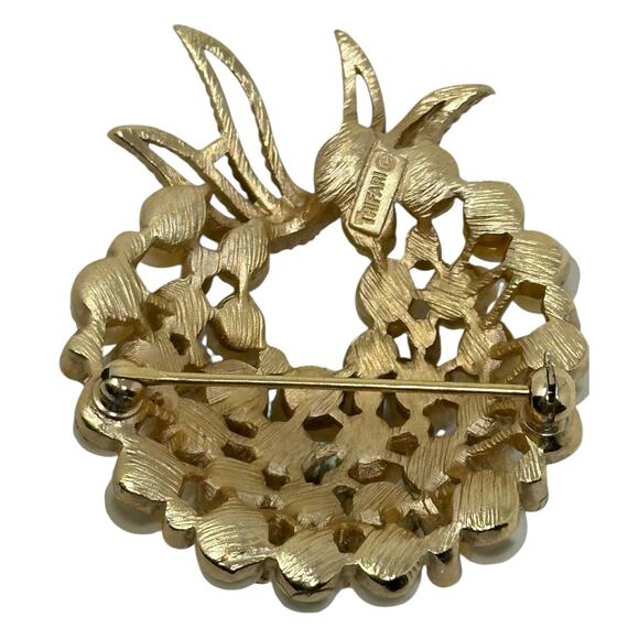 Trifari Vintage Wreath Pearls Gold tone Rhinestones Brooch - Picture 2 of 12